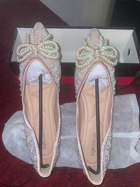 Women’s 10.5/43
Embellished Pink Pearl-Accent Women's Flat